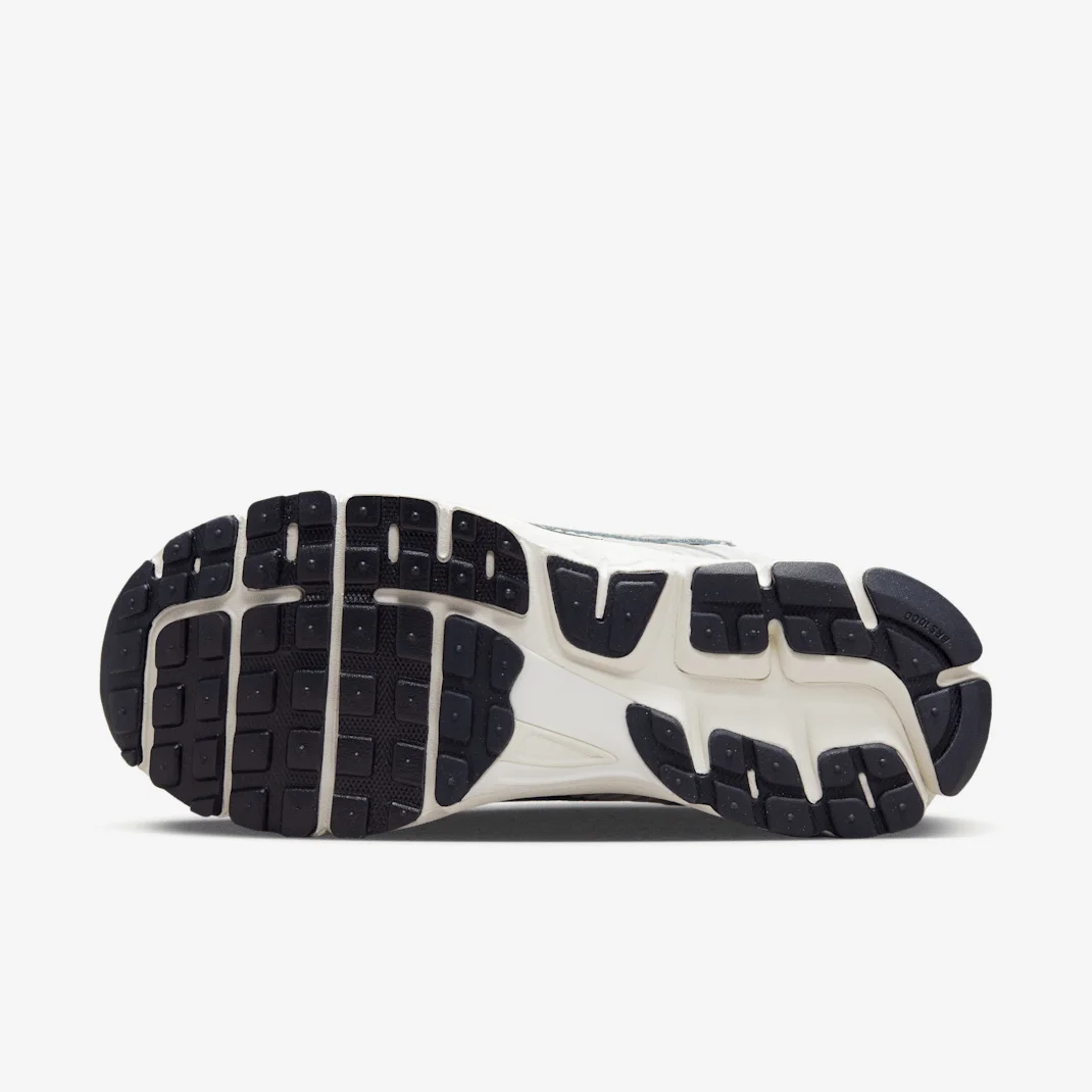 Nike Zoom Vomero 5 FD0884-025 - buty biało-szare - obrazek 2